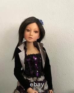 2 ASHTON DRAKE DELILAH NOIR bjd, 4 wigs, two outfits, six (poor condition) shoes