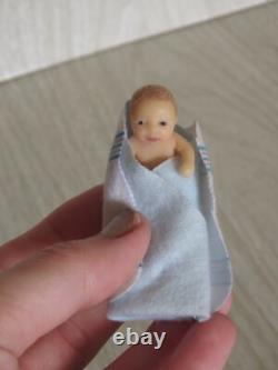 Ashton Drake Micro Miracles Baby Evan Mini Metal Bassinet Barbie Baby Towel