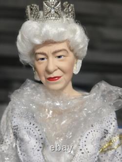 Ashton Drake Queen Elizabeth II, Long May She Reign Collectors Doll NEW