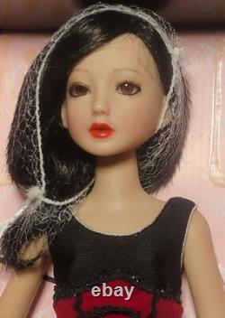 Ashton Drake RED VELVET Delilah Noir BJD 16 Vinyl Doll Changeable Eyes Wig