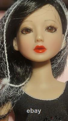 Ashton Drake RED VELVET Delilah Noir BJD 16 Vinyl Doll Changeable Eyes Wig