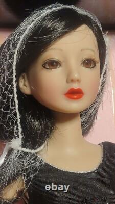 Ashton Drake RED VELVET Delilah Noir BJD 16 Vinyl Doll Changeable Eyes Wig