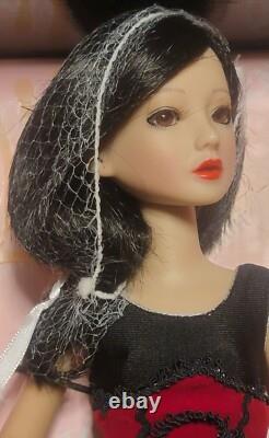 Ashton Drake RED VELVET Delilah Noir BJD 16 Vinyl Doll Changeable Eyes Wig
