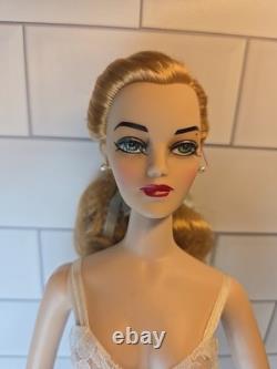 Ashton-Drake Ultimately Madra- Blonde-COA #866-Mel Odom-with Extra Outfit No Box