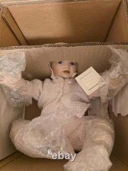 BNIB THE ASHTON-DRAKE GALLERIES'She's Sitting Pretty' Ornamental Doll CG CD1