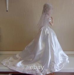 The Ashton Drake galleries Paulette porcelain bride doll 2001